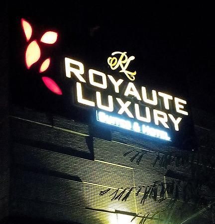 Royaute Luxury Suites And Hotel Gulberg Lahore Exterior photo