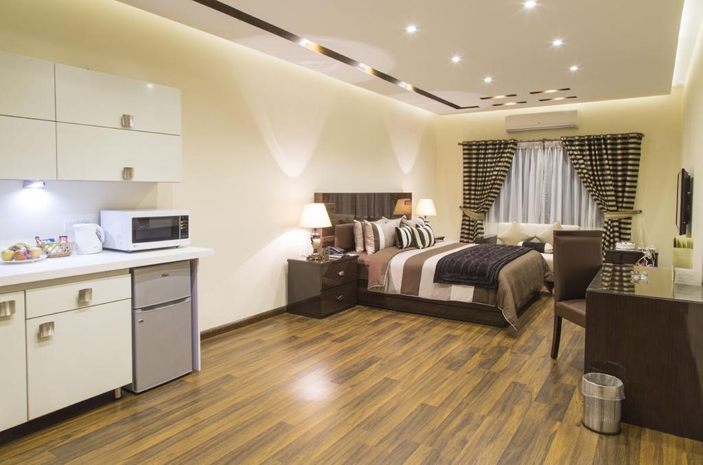 Royaute Luxury Suites And Hotel Gulberg Lahore Room photo